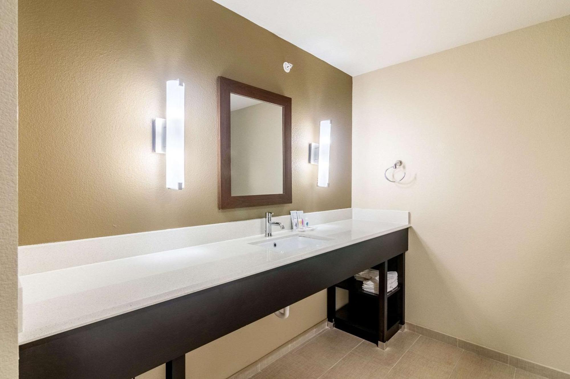 Comfort Suites Meridian And I-40 Oklahoma City Eksteriør billede